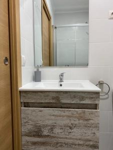 y baño con lavabo y espejo. en CAL PINTABOTES - Apartamento nuevo en Camarasa, en Camarasa