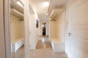 a hallway with white walls and a mirror at Reiselust in Farchant