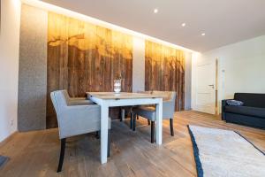 Un comedor con mesa y sillas en Sonnenschein, en Garmisch-Partenkirchen