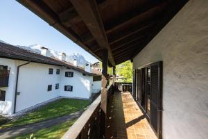un balcón con vista a las montañas en Sonnenschein, en Garmisch-Partenkirchen