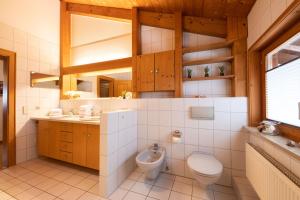 ガルミッシュ・パルテンキルヒェンにあるAlpen Chaletのバスルーム(トイレ、洗面台付)