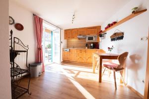 Kuchyň nebo kuchyňský kout v ubytování Almstüberl