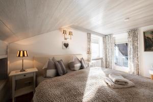ein Schlafzimmer mit einem großen Bett und einem Fenster in der Unterkunft Bergzeit in Garmisch-Partenkirchen