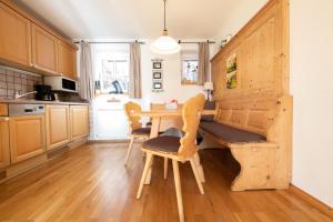 eine Küche mit einem Holztisch und Stühlen in der Unterkunft Bergwiese in Grainau