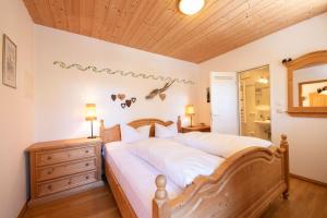 グライナウにあるZirbeの木製の天井が特徴のベッドルーム1室(大型ベッド1台付)