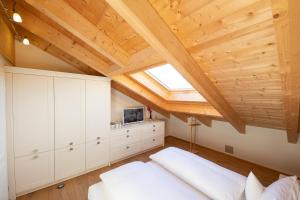 ガルミッシュ・パルテンキルヒェンにあるBergluftのベッドルーム(ベッド1台、天窓付)