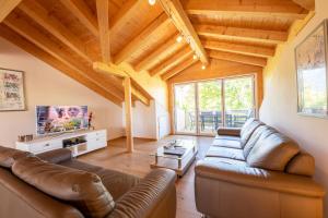 sala de estar con sofá y mesa en Bergzauber en Garmisch-Partenkirchen