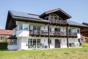 ファルハントにあるHochgefühlの屋根に太陽光パネルを敷いた家