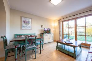 a living room with a table and chairs and a dining room at Alpensonne in Garmisch-Partenkirchen