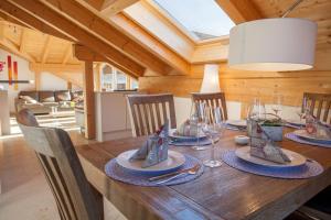 Rundblick في فراشانت: طاولة خشبية مع كراسي وغرفة طعام