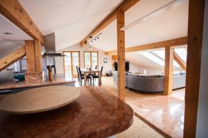 eine Küche und ein Wohnzimmer mit Holzbalken in der Unterkunft Auszeit Maisonette in Garmisch-Partenkirchen