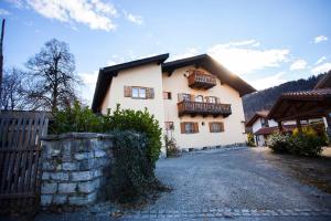 ein großes Haus mit einem Balkon an der Seite in der Unterkunft Auszeit Maisonette in Garmisch-Partenkirchen