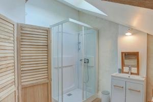 Um banheiro em Villa des Roches - vue mer exceptionnelle