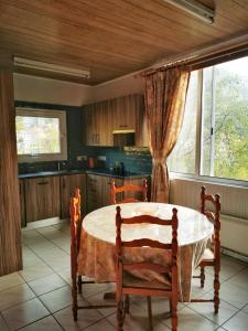 una cucina con tavolo, sedie e finestra di Moutoullas Mountain Views a Moutoullas