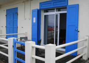 una porta blu sul lato di un edificio di escapade en mer a Ault