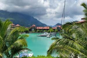Maison L'Amirale by Simply-Seychelles في جزيرة عدن: اطلالة على ميناء مع قوارب في الماء