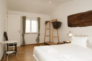 Una cama o camas en una habitación de Cushy Apartment with garden in Estoril