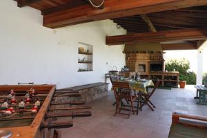 アルカビデシェにあるMira Guincho house with sea view and garden, Cascaisのテーブルと椅子、暖炉が備わる客室です。