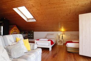 un soggiorno con un divano e un letto di Mira Guincho house with sea view and garden, Cascais a Alcabideche