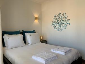 a bedroom with a bed with two towels on it at Relaxing apartment in the heart of Cascais in Cascais