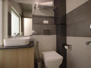 uma casa de banho com um lavatório e um WC em Punyah Residency Rishikesh em Rishikesh