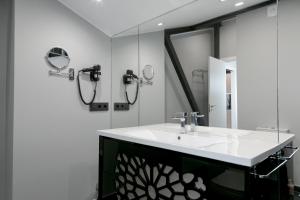 a bathroom with a sink and a mirror at EL CIELO DE CÁCERES in Cáceres +24 photos