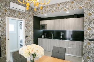 a kitchen with a table with white flowers on it at EL CIELO DE CÁCERES in Cáceres