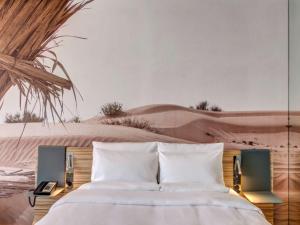 Кровать или кровати в номере Novotel Sharjah Expo Centre