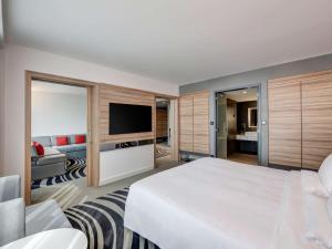 Кровать или кровати в номере Novotel Sharjah Expo Centre