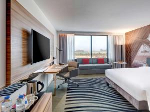 Телевизор и/или развлекательный центр в Novotel Sharjah Expo Centre