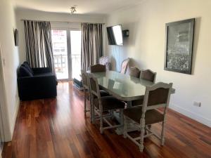 sala de estar con mesa de comedor y sillas en Departamento 3 ambientes, 2 habitaciones en Mar del Plata