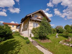 a large house with a garden and a house at Ferienwohnung Linde in Bad Endorf