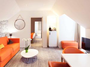 Uma área de estar em Mercure Nantes Centre Grand Hotel