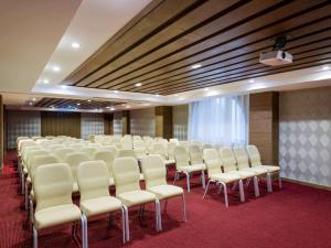 una sala de conferencias con una fila de sillas. en ibis Styles Krasnaya Polyana, en Estosadok