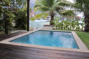 Piscina de la sau aproape de Maison Bigorno by Simply-Seychelles