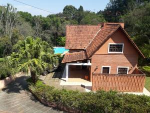 uma vista aérea de uma casa com piscina em Alugo linda casa de campo perto de São Paulo com ótimo jardim, piscina e lareira. em Sará-Sará