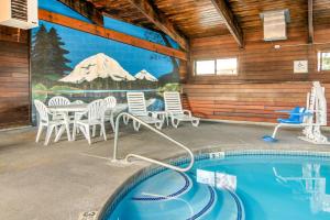 Quality Inn Klamath Falls - Crater Lake Gateway tesisinde veya buraya yakın yüzme havuzu