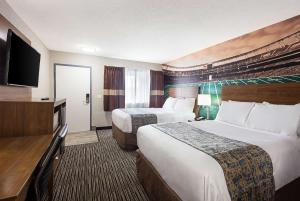 Clarion Pointe East Lansing University Area客房内的一张或多张床位