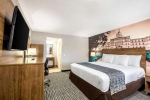 Clarion Pointe East Lansing University Area客房内的一张或多张床位