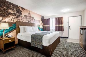Clarion Pointe East Lansing University Area客房内的一张或多张床位