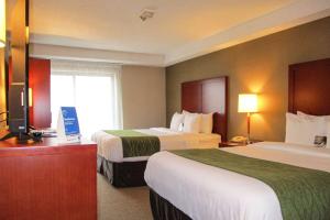 A bed or beds in a room at Comfort Inn Dartmouth