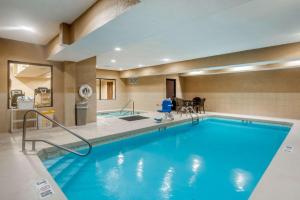 una gran piscina en una habitación de hotel con un hotel en Quality Inn & Suites - Jefferson City, en Jefferson City