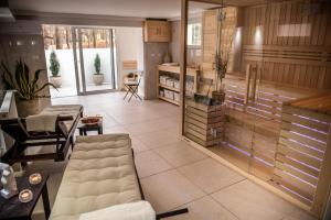 Vila Mila في أراندجيلوفاك: غرفة معيشة كبيرة مع أريكة وطاولة