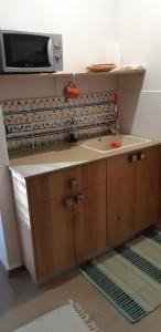 Dapur atau dapur kecil di אירוח בכפר ורדים גברת פלפלת