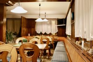 una sala da pranzo con sedie in legno e tavolo e una sala da pranzo di Hotel & Hostel Albstadt ad Albstadt
