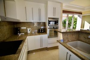 A kitchen or kitchenette at Villa Lovisi