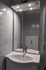 a bathroom with a sink and a mirror at 007 Studio Apartment Madrid 30m2 in Klagenfurt +14 photos
