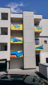 un edificio de apartamentos con mantas de colores en los balcones en 007 Studio Apartment Madrid 30m2, en Klagenfurt 14 fotos más