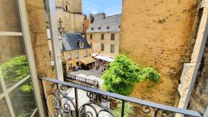 サルラ・ラ・カネダにあるLes Chambres du "Coup de Coeur de Sarlat"のバルコニーから市街の景色を望めます。