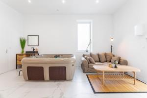 sala de estar con TV y sofá en Love room Jacuzzi Sauna Privatif Marseille en Marsella